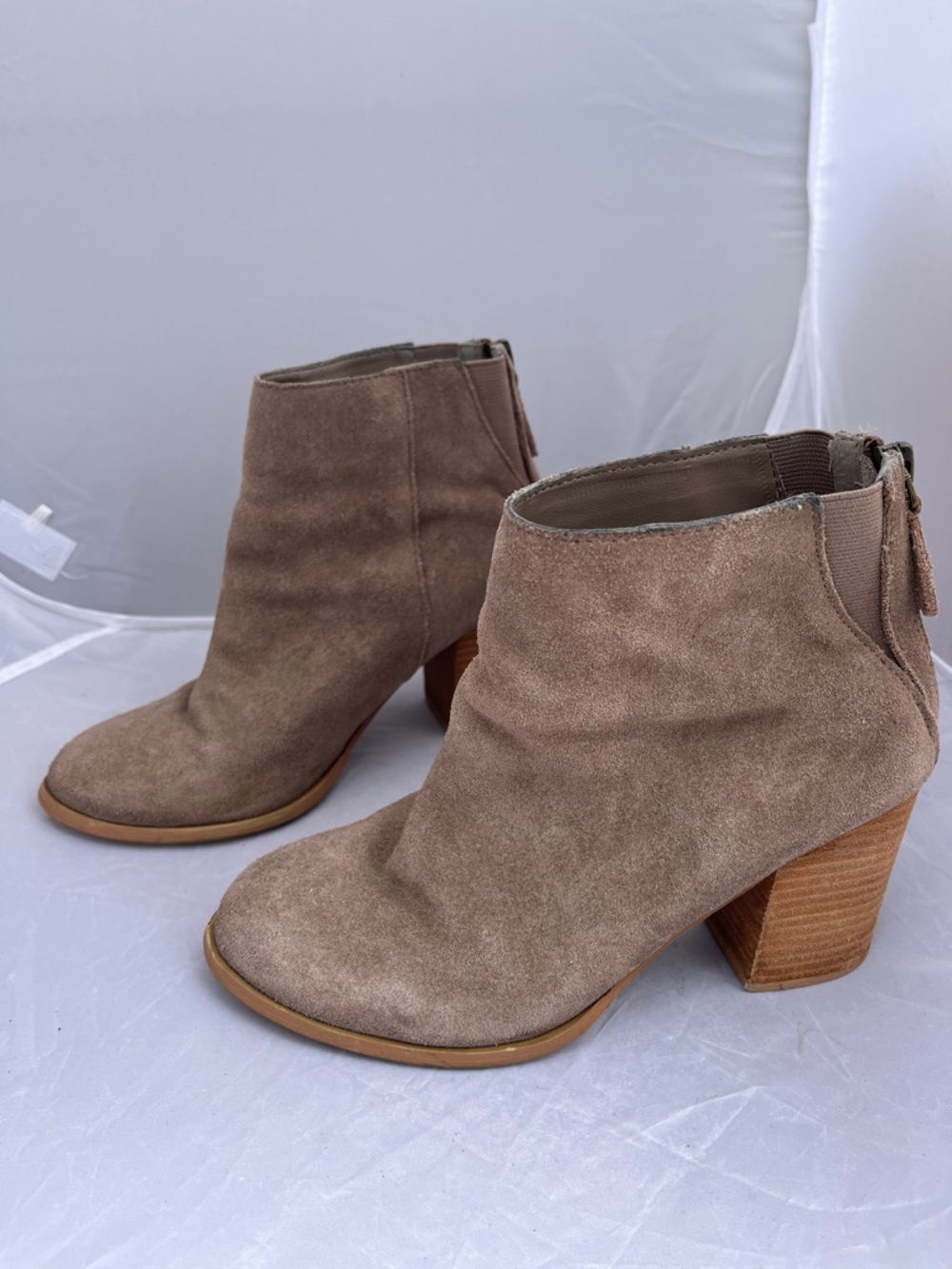Urban Outfitters Taupe Suede Ankle Boots Size 7 Heeled Chelsea Booties